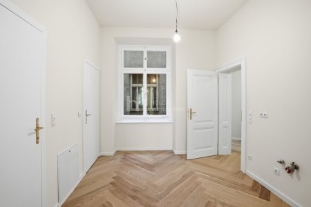 Exklusiver Altbau-Erstbezug beim Naschmarkt – hochwertig kernsaniert mit Fußbodenheizung & Lift