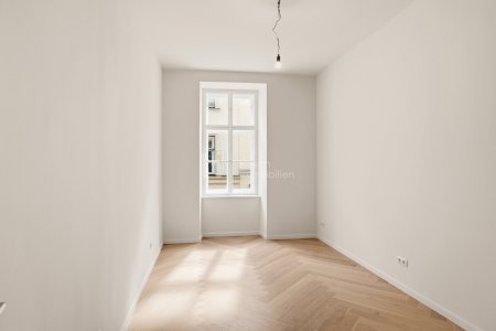 Exklusiver Altbau-Erstbezug beim Naschmarkt – hochwertig kernsaniert mit Fußbodenheizung & Lift