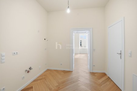 Exklusiver Altbau-Erstbezug beim Naschmarkt – hochwertig kernsaniert mit Fußbodenheizung & Lift