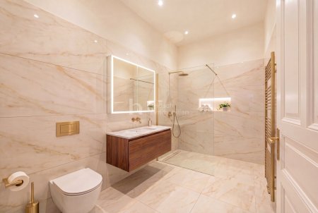 Provisionsfrei: 4-Zimmer-Altbau-Erstbezug beim Schloss Belvedere