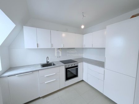 Helle Dachgeschosswohnung mit Charme und Ruhelage