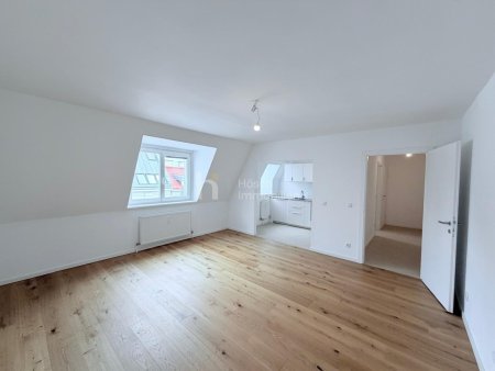 Helle Dachgeschosswohnung mit Charme und Ruhelage