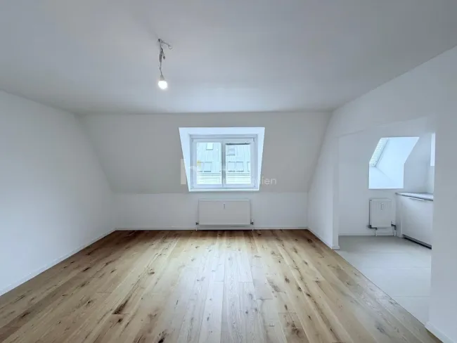 Helle Dachgeschosswohnung mit Charme und Ruhelage - Titelbild