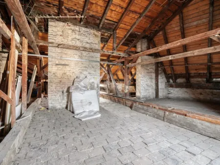 Seltene Kombination: 120 m² Rohdachboden + vermietete Altbauwohnung