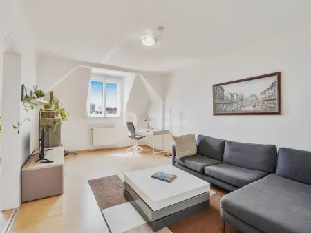 Dachgeschosswohnung mit 3-Zimmer-Potenzial in gepflegtem Altbau