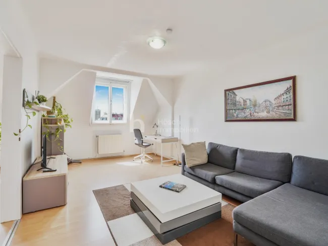 Dachgeschosswohnung mit 3-Zimmer-Potenzial in gepflegtem Altbau - Titelbild