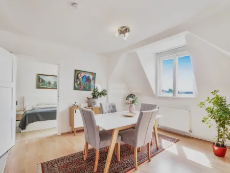 Dachgeschosswohnung mit 3-Zimmer-Potenzial in gepflegtem Altbau