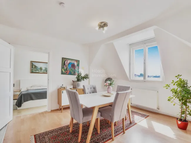 Dachgeschosswohnung mit 3-Zimmer-Potenzial in gepflegtem Altbau - Bild