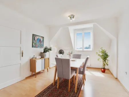 Dachgeschosswohnung mit 3-Zimmer-Potenzial in gepflegtem Altbau