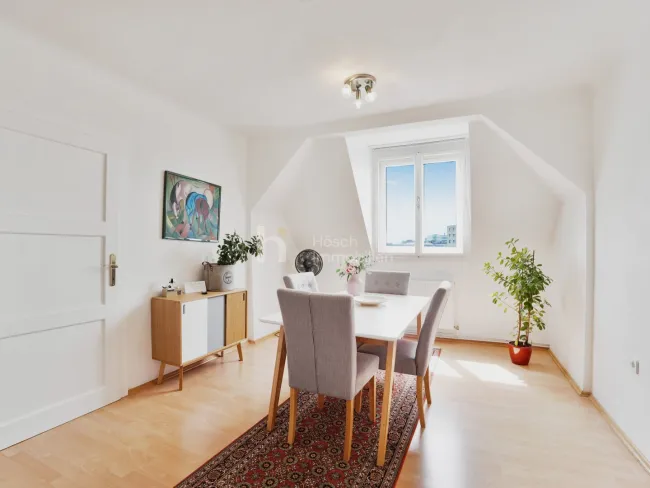 Dachgeschosswohnung mit 3-Zimmer-Potenzial in gepflegtem Altbau - Bild