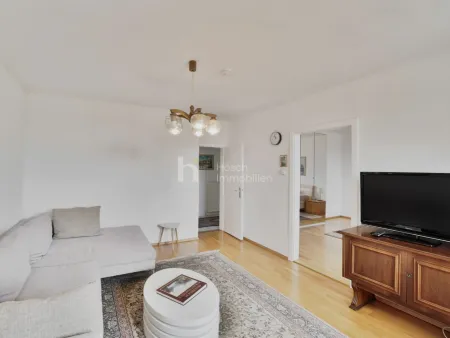 Großzügige Dachgeschosswohnung mit 3 Zimmern in gepflegtem Altbau