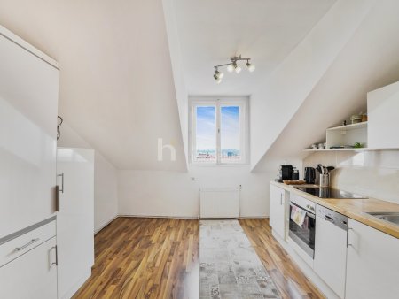 Großzügige Dachgeschosswohnung mit 3 Zimmern in gepflegtem Altbau