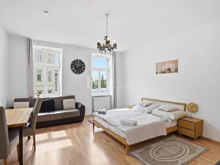 Altbau mit Freiraum nahe Donaukanal – Wohnungen mit Garten, Balkon oder Loggia