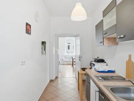 Altbau mit Freiraum nahe Donaukanal – Wohnungen mit Garten, Balkon oder Loggia