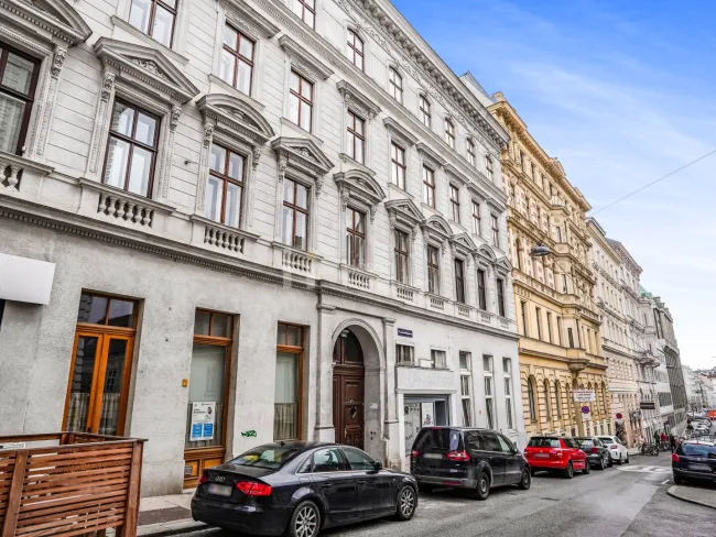RUHELAGE in BESTLAGE – Altbaucharme nahe Naschmarkt und Mariahilfer Straße 1060 (U4/U3) - Titelbild