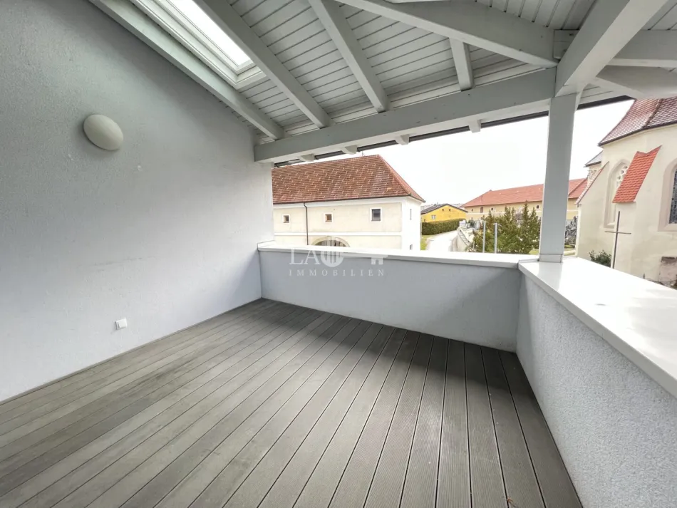 Moderne 2-Zi-Wohnung mit Terrasse und Parkplatz ! - Titelbild