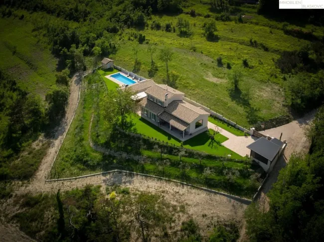Charmante Villa im Grünen mit fabelhafter Aussicht in die Natur - Titelbild