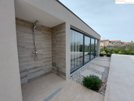 Sehr geräumige Villa mit Swimmingpool