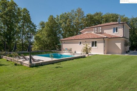 Stilvolle Villa in ruhiger Waldrandlage mit Pool und höchster Privatsphäre nahe Tinjan