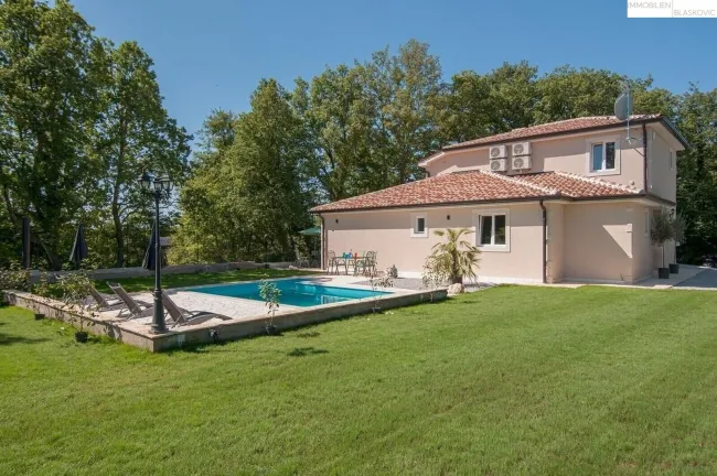 Stilvolle Villa in ruhiger Waldrandlage mit Pool und höchster Privatsphäre nahe Tinjan - Titelbild