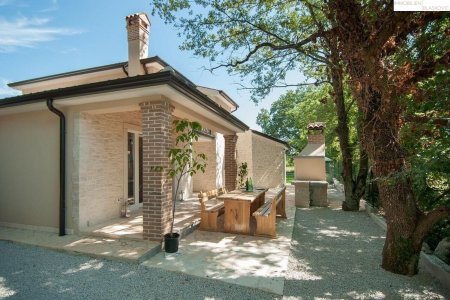 Stilvolle Villa in ruhiger Waldrandlage mit Pool und höchster Privatsphäre nahe Tinjan