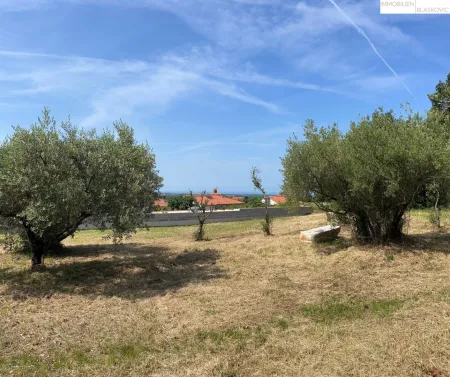 Sehr schöne und ruhige Lage, Lage, Lage - eines der letzten Baugrundstücke in Kastelir mit Meerblick