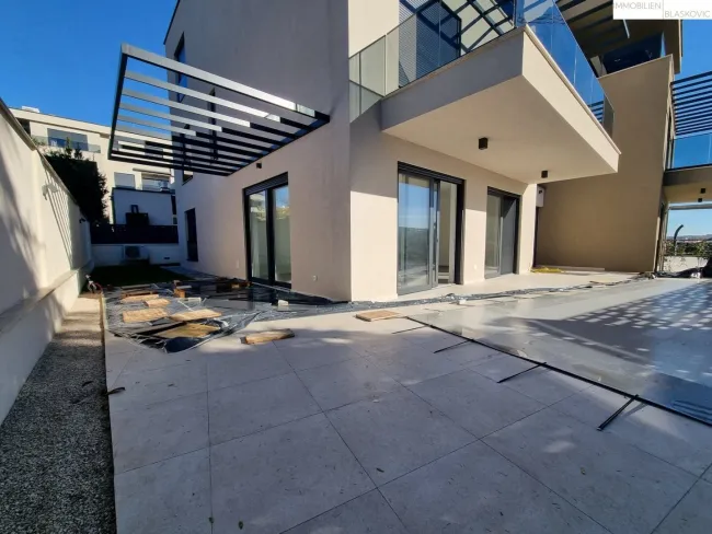 Besonderheit - Wohnung mit eigenem Swimmingpool in Tar - Bild