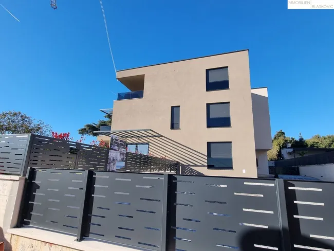 Besonderheit - Wohnung mit eigenem Swimmingpool in Tar - Titelbild