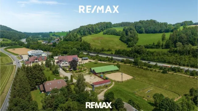 Ansicht 1 Grundstück mit Reitplatz