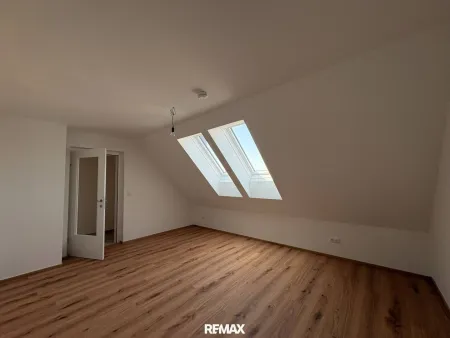 Kernsanierte Dachgeschosswohnung mit 74 m² in Oberweis zu mieten!