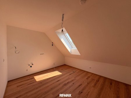 Kernsanierte Dachgeschosswohnung mit 74 m² in Oberweis zu mieten!