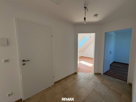 Kernsanierte Dachgeschosswohnung mit 74 m² in Oberweis zu mieten!