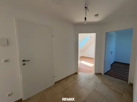 Kernsanierte Dachgeschosswohnung mit 74 m² in Oberweis zu mieten!