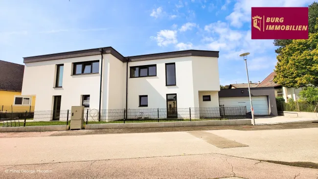 Doppelhaus Hälfte mit Garage - Bild