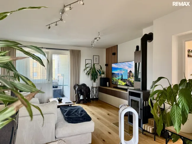 Hochwertig sanierte 3-Zimmer-Eigentumswohnung mit Loggia & Parkplatz! - Bild
