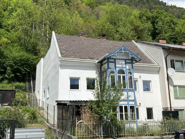 Schlossblick! Charmantes Einfamilienhaus in Gloggnitz am Silbersberg!! - Titelbild