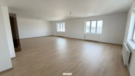 Modernes Büro in Flugplatznähe - 94m² im 2. OG in Wiener Neustadt zur Miete!