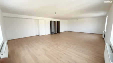 Modernes Büro in Flugplatznähe - 94m² im 2. OG in Wiener Neustadt zur Miete!
