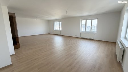 Modernes Büro in Flugplatznähe - 94m² im 2. OG in Wiener Neustadt zur Miete!