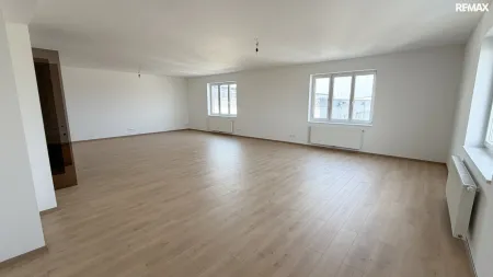 Modernes Büro in Flugplatznähe - 94m² im 2. OG in Wiener Neustadt zur Miete!
