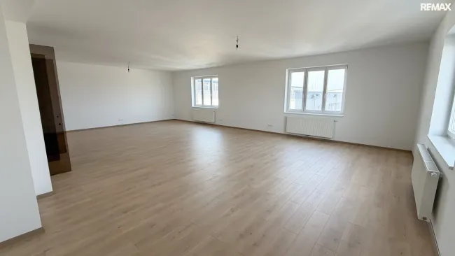 Modernes Büro in Flugplatznähe - 94m² im 2. OG in Wiener Neustadt zur Miete! - Titelbild