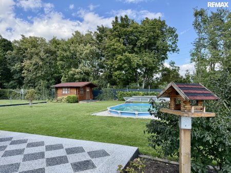 Seenahe Lage mit Badeplatz – Einfamilienhaus am Schloßsee (2. Reihe) inkl. Seezugang, ca. 125 m² Wfl.