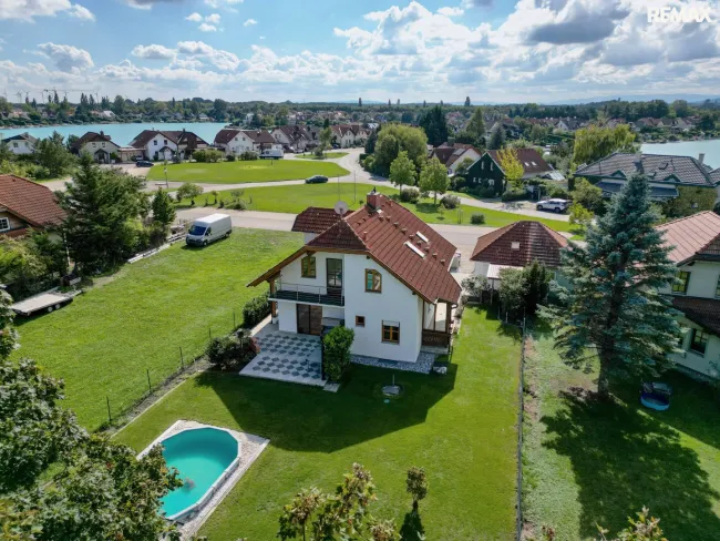 Seenahe Lage mit Badeplatz – Einfamilienhaus am Schloßsee (2. Reihe) inkl. Seezugang, ca. 125 m² Wfl. - Titelbild