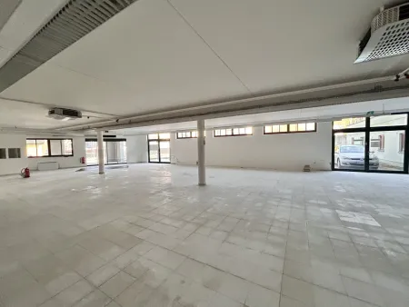 Vielseitiges Objekt mit Parkplätzen - Gewerbe, Büro, Handel, Produktion, Lager