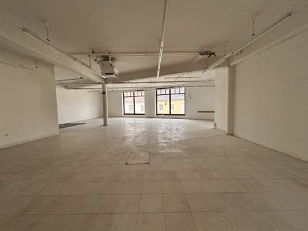 Helles Geschäftslokal mit großer Fensterfront an der Bundesstrasse mit Kundenparkplatz