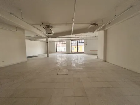 Helles Geschäftslokal mit großer Fensterfront an der Bundesstrasse mit Kundenparkplatz