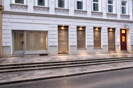Geschäftslokal - Büro - Praxis - Atelier in guter Lage mit Schaufenster - zur Miete oder zum Kauf