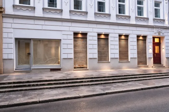 Geschäftslokal - Büro - Praxis - Atelier in guter Lage mit Schaufenster - zur Miete oder zum Kauf - Titelbild