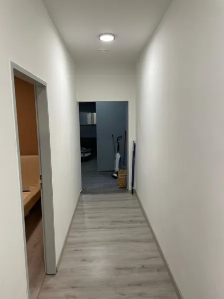 Geschäftslokal - Büro - Praxis - Atelier in guter Lage mit Schaufenster - zur Miete oder zum Kauf