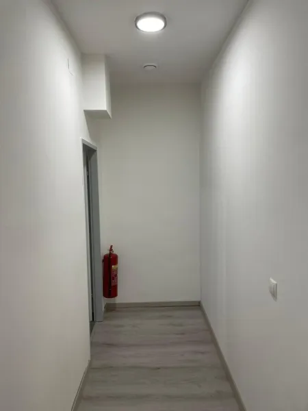 Geschäftslokal - Büro - Praxis - Atelier in guter Lage mit Schaufenster - zur Miete oder zum Kauf